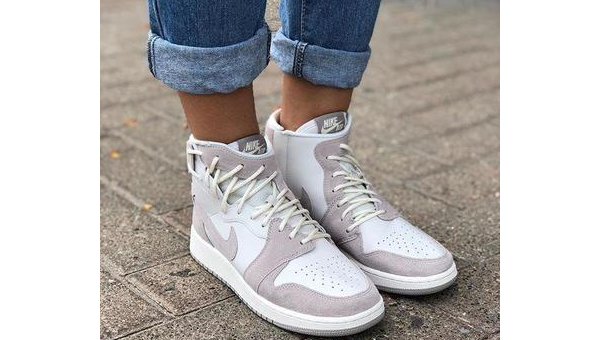 Nike联名蒂芙尼球鞋奢华与潮流的完美碰撞第1张-纯原莆田鞋工厂直销,品质保证,信心之选 Nike联名蒂芙尼球鞋奢华与潮流的完美碰撞
