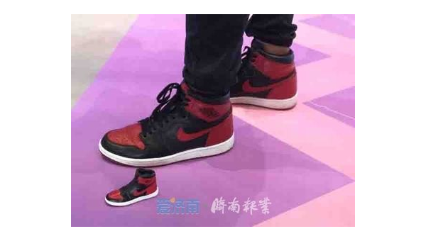 Nike黑红底球鞋与蒂芙尼联名掀起潮流风暴第1张-纯原莆田鞋工厂直销,品质保证,信心之选 Nike黑红底球鞋与蒂芙尼联名掀起潮流风暴