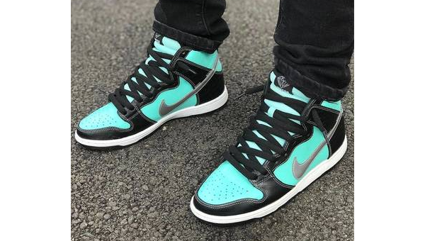 耐克官网黑蒂芙尼配色引争议 消费者质疑品牌诚意第1张-纯原莆田鞋工厂直销,品质保证,信心之选 耐克官网黑蒂芙尼配色引争议 消费者质疑品牌诚意